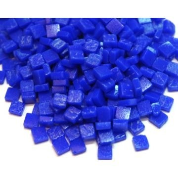 Voeg een vleugje elegantie toe aan je creatieve projecten met onze Glas Vierkantjes 8mm 100 gram mat Fel Blauw 069