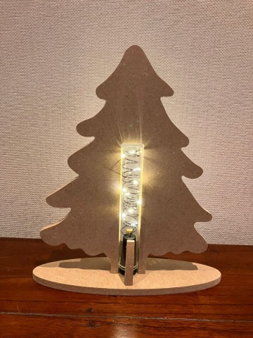 Ondergrond houten kerstboom op voet met verlichting 27 x 20 cm