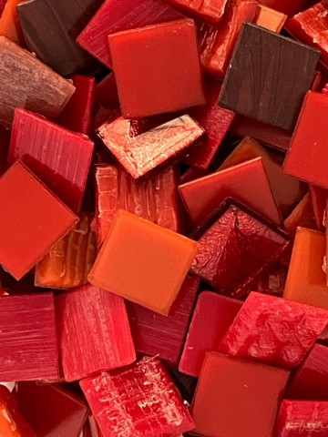 Glas Vierkantjes 20mm 500 gram voordeelzakken Luxe Rood Mix