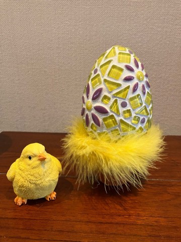 Mozaiekpakket Paasei Geel met Paarse Bloemen