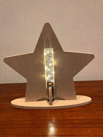 Ondergrond houten kerstster op voet met verlichting 25 x 25 cm